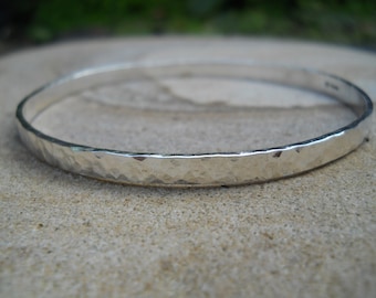Brazalete sencillo martillado de plata esterlina