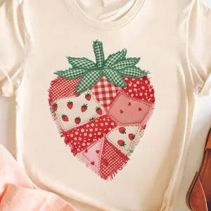 Erdbeere Patchwork PNG, Kokette Erdbeere Design, Faux Stickerei Beere Clipart, Cottagecore Ästhetik, Vintage Stoff Erdbeere