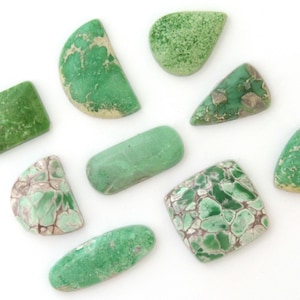Variscite Cabochon Gemstone: Natural Green Polished Stone