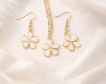 White Floral Jewelry Set – Gold or Silver Flower Necklace & Earrings – Feminine Resin Jewelry Gift for Her – Bridal Bridesmaid Accessory
