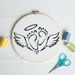 Pode incluir: Um conjunto de três canecas de cerâmica com acabamento fosco e salpicado. As canecas são em tons de creme, cinza claro e cinza escuro. Cada caneca tem um design simples e minimalista, perfeito para café ou chá.