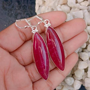 Orecchini a leva in argento sterling con rubino rosso, taglio marquise.