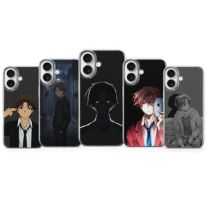 Op de afbeelding: Een verzameling van vijf zwarte telefoonhoesjes met anime-personageontwerpen. Elk hoesje toont een ander personage in verschillende poses en omgevingen, met een reeks kleuren en stijlen. De hoesjes zijn ontworpen voor een smartphone.