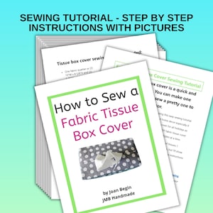 Puede incluir: Una pila de hojas de papel blancas con texto y una portada con bordes verdes que dice "How to Sew a Fabric Tissue Box Cover". La portada muestra una caja de pañuelos de tela gris con lunares. El texto "SEWING TUTORIAL - STEP BY STEP INSTRUCTIONS WITH PICTURES" está en la parte superior.