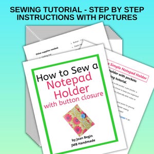 Könnte beinhalten: Ein Stapel weißer Papierblätter mit einer Nähanleitung mit dem Titel How to Sew a Notepad Holder with button closure von Joan Begin JMB Handmade. Die oberste Seite zeigt Text und ein kleines Bild eines Notizblockhalters aus Blumenstoff.