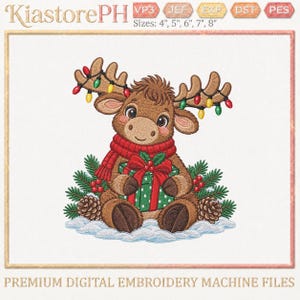 Puede incluir: Un diseño de bordado digital que muestra un alce marrón con una bufanda roja, sosteniendo un regalo verde con un lazo rojo. Las astas del alce están decoradas con luces navideñas de colores, rodeadas de ramas de pino, piñas y nieve.