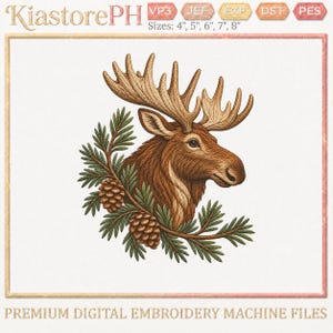 Könnte beinhalten: Ein digitales Stickmuster mit einem braunen Elchkopf mit großem Geweih, umrahmt von grünen Kiefernnadeln und zwei braunen Kiefernzapfen. Der Text KiastorePH steht oben, zusammen mit den Dateiformaten VP3, JEF, EXP, DST, PES und den Größen 4, 5, 6, 7, 8.
