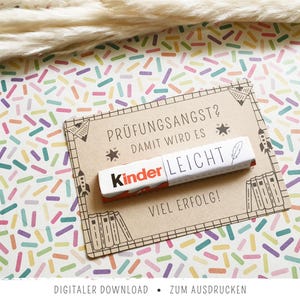 Könnte beinhalten: Eine Grußkarte mit dem Text "PRÜFUNGSANGST? DAMIT WIRD ES LEICHT! VIEL ERFOLG!" und einem Kinder-Schokoriegel. Die Karte befindet sich auf einem bunten Hintergrund mit einem Streusel-Muster. Unten steht "DIGITALER DOWNLOAD".