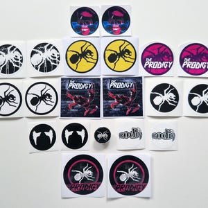 Könnte beinhalten: Eine Sammlung verschiedener Aufkleber mit The Prodigy Bandlogos, Ameisengrafiken und abstrakten Designs in Schwarz, Weiß, Gelb und Pink. Die Aufkleber umfassen kreisförmige und quadratische Formen mit gedrucktem Text und grafischen Ameisendarstellungen.