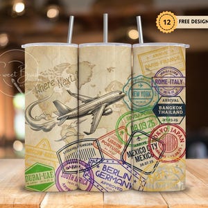 Op de afbeelding: Drie roestvrijstalen bekers met reis-thema, met deksels en rietjes. Het ontwerp toont een vintage wereldkaart, een vliegtuig en reisstempels uit verschillende steden. De tekst "Where Next?" is ook zichtbaar.