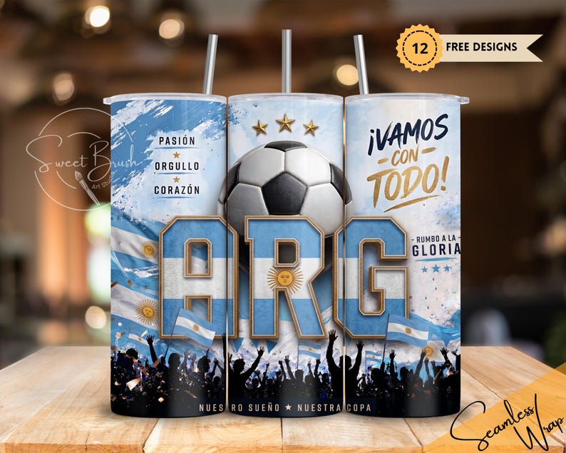 May include: A cylindrical tumbler featuring a soccer theme with the Argentine flag colors, a soccer ball, and the text "ARG", "&iexcl;VAMOS CON TODO!", "PASI&Oacute;N ORGULLO CORAZ&Oacute;N", "RUMBO A LA GLORIA", and "NUES SUE&Ntilde;O NUESTRA COPA" with a straw and a lid.