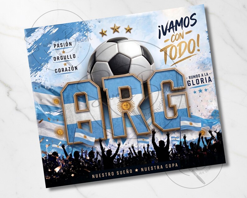 May include: A square graphic print featuring a soccer ball above the letters ARG in the colors of the Argentine flag. The design includes the text &iexcl;VAMOS CON TODO!, RUMBO A LA GLORIA, PASI&Oacute;N, ORGULLO, CORAZ&Oacute;N, NUESTRO SUE&Ntilde;O, and NUESTRA COPA.