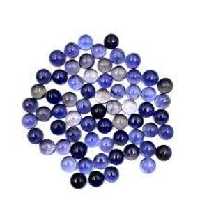 Puede incluir: Un conjunto de gemas redondas y pulidas en tonos azules, añil y grises. Las gemas están dispersas sobre un fondo blanco, mostrando sus diversos matices y cualidades translúcidas. Las gemas miden aproximadamente 1,3 cm de diámetro.