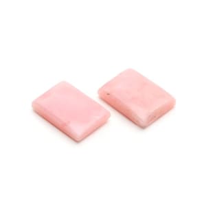 Peut inclure: Deux pierres précieuses roses rectangulaires et polies sont présentées sur un fond blanc. Les pierres ont des bords arrondis et une surface lisse, affichant une couleur pastel douce. Ces pierres sont idéales pour la création de bijoux.