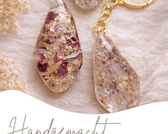 Handmade keychain with dried flowers | Crystal resin | Gift | Flower and gold leaf keychain | Unique item | Handmade