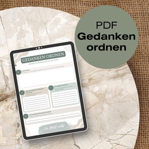Könnte beinhalten: Ein Tablet zeigt einen PDF-Planer mit dem Text "GEDANKEN ORDNEN" und "PDF Gedanken ordnen". Der Planer dient der Organisation von Gedanken, mit einer neutralen Farbpalette und einem marmorähnlichen Hintergrund.
