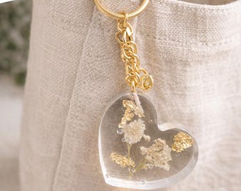 Heart-shaped keychain with dried flowers – handmade – small gift for girlfriend, mom or loved one