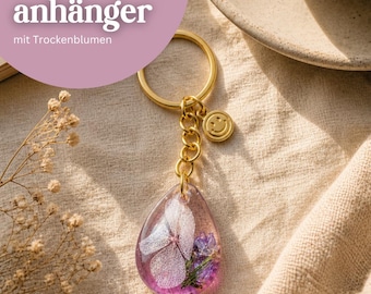 Lila Schlüsselanhänger mit echten Blumen – handgemachter Resin Trockenblumen Anhänger – süßes Geschenk für Frauen– Handmade Resin Keychain