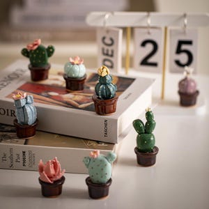 Mini suculentas artesanales en maceta / Figuritas de cactus de cerámica / Decoración bohemia para estantes, mesa de centro, regalo para jardineros