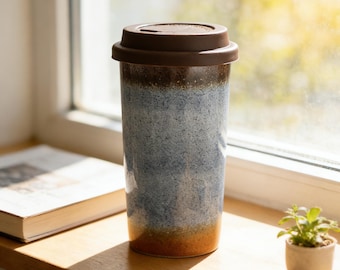 Ręcznie robiony ceramiczny kubek podróżny w kolorze niebieskim z gradientem | Przenośny kubek kapsułkowy do kawy | Prezent na Dzień Matki | Prezent z okazji ukończenia szkoły