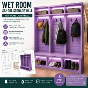 Può includere: Una parete attrezzata in legno viola con tre sezioni verticali, ciascuna dotata di ganci, scomparti superiori e vani inferiori per scarpe. L'unità include un'illuminazione a LED integrata ed è presentata con documenti PDF di progetto.