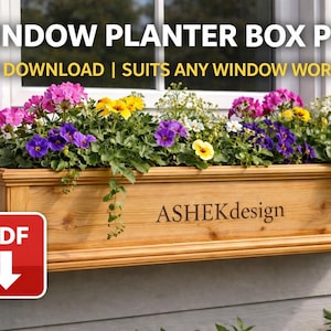 Puede incluir: Una jardinera de ventana de madera llena de flores coloridas, incluyendo flores rosas, moradas y amarillas. El texto "WINDOW PLANTER BOX PLAN" y "PDF DOWNLOAD | SUITS ANY WINDOW WORLDWIDE" se muestran encima de la jardinera. El logotipo "ASHEKdesign" está en la jardinera.