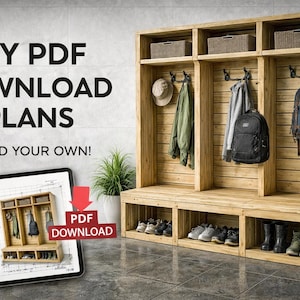 Puede incluir: Planes de descarga en PDF de bricolaje para un organizador de entrada de madera. La imagen muestra un organizador terminado con ganchos, estantes y almacenamiento de zapatos. El texto en la tableta dice "DIY PDF DOWNLOAD PLANS BUILD YOUR OWN!"
