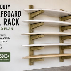 Può includere: Un portasci da parete in legno progettato per contenere cinque tavole da surf. Il portasci è realizzato in pino trattato e ha una capacità di carico di 150 kg. Il testo sull'immagine recita "HEAVY DUTY 5 SURFBOARD WALL RACK DIY BUILD PLAN".