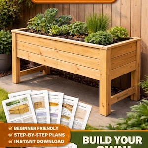 Puede incluir: Un bancal elevado de madera con plantas y tierra. La imagen incluye planos de bricolaje con el texto "RAISED GARDEN BED DIY PLANS", "BUILD YOUR OWN! PDF DOWNLOAD", y "BEGINNER FRIENDLY STEP-BY-STEP PLANS INSTANT DOWNLOAD".