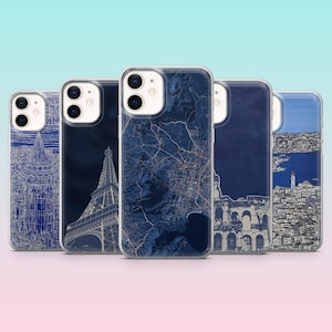 Könnte beinhalten: Fünf Smartphone-Hüllen mit Designs zum Thema Städte. Die Hüllen zeigen Wahrzeichen wie den Eiffelturm, das Kolosseum und Stadtpläne in Blau und Weiß. Die Hüllen sind für ein Smartphone konzipiert.