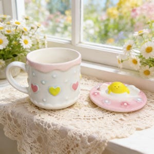 Mug en céramique, Mug avec couvercle poussin, Mug coeur pastel, Oeuf sur le plat, décoration de poussin, Cuisine cottagecore, Jolie tasse à café, Cadeau pour elle, Adorable accessoire de bureau image 4