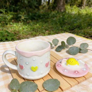Mug en céramique, Mug avec couvercle poussin, Mug coeur pastel, Oeuf sur le plat, décoration de poussin, Cuisine cottagecore, Jolie tasse à café, Cadeau pour elle, Adorable accessoire de bureau image 2