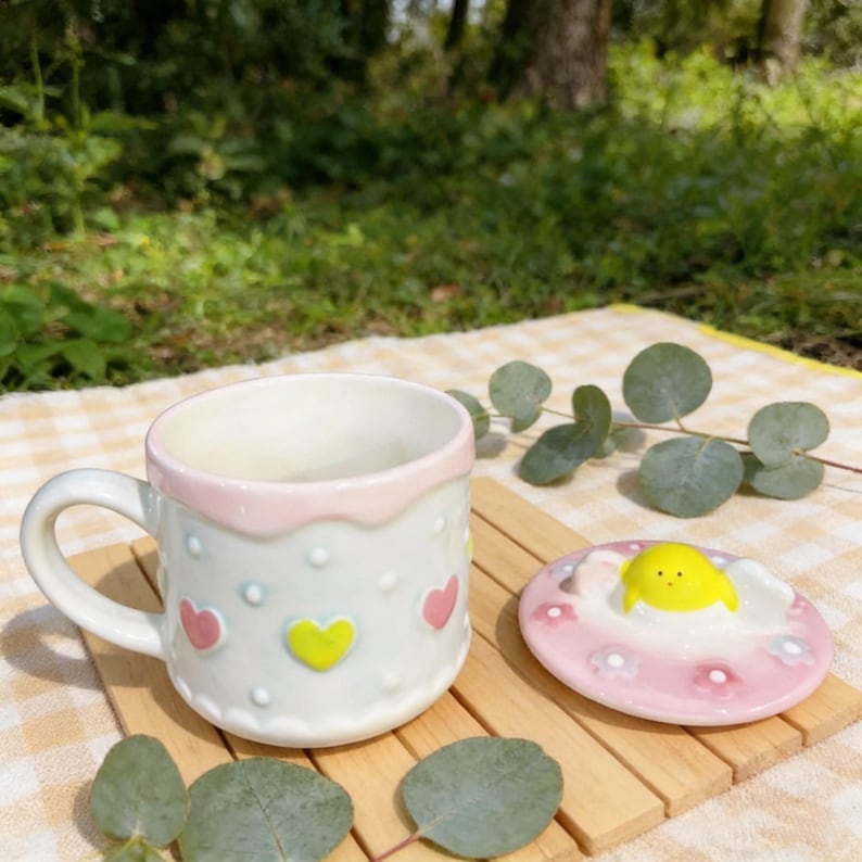 Mug en céramique, Mug avec couvercle poussin, Mug coeur pastel, Oeuf sur le plat, décoration de poussin, Cuisine cottagecore, Jolie tasse à café, Cadeau pour elle, Adorable accessoire de bureau image 2
