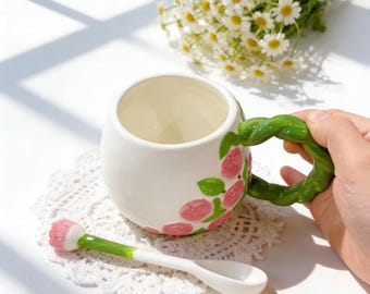 Peut inclure: Panneau en bois fait à la main avec le texte "Welcome" dans une police fantaisiste. Le panneau est peint en blanc avec une finition vieillie et présente un motif floral dans les tons de rose et de vert. Il mesure environ 30 cm de large et 15 cm de haut.