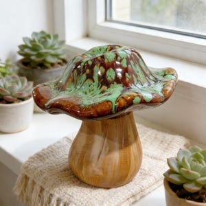 Decoración de setas, seta de cerámica y madera, figura de hongo, esmalte verde con efecto goteo, decoración para el hogar, adorno para estante Forestcore, decoración de ventana estilo boho