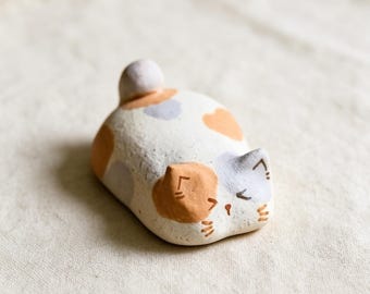 Calico Cat Figurine, Sleeping Cat Desk Decor, Handmade Clay Cat Ornament, Minimalist Cat Shelf Accent, Gift For Cat Lover, Cat Lover Gift
