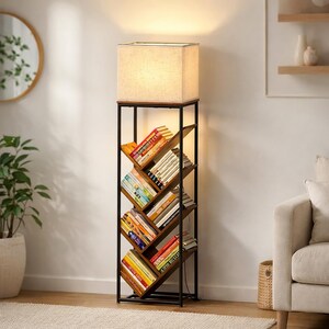 Pode incluir: Uma lumin&aacute;ria de ch&atilde;o com uma estante embutida. A lumin&aacute;ria tem uma tela quadrada bege e uma estrutura de metal escuro. A estante &eacute; feita de madeira escura e cont&eacute;m v&aacute;rios livros. A lumin&aacute;ria tem aproximadamente 152 cm de altura.
