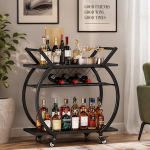 Pode incluir: Um carrinho de bar de metal preto com estrutura circular, duas prateleiras e quatro rodas. A prateleira superior contém várias garrafas de vidro, uma bandeja de metal e duas taças. O suporte central armazena três garrafas de vinho e a prateleira inferior contém muitas garrafas de licor variadas.