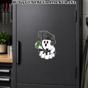 Peut inclure: Un autocollant fantôme blanc portant un casque tactique avec des lunettes de vision nocturne, tenant un fusil noir et une canette de boisson énergisante verte. Le texte BUY 5 GET FREE 1 STICKER 2X2 figure en haut sur un fond gris foncé.