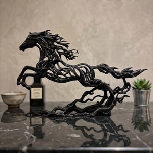 Può includere: Scultura nera di un cavallo in corsa con criniera e coda fluenti. Il cavallo è fatto di linee interconnesse, dall'aspetto organico, che gli conferiscono un aspetto artistico unico. La scultura è esposta su una superficie scura e riflettente.