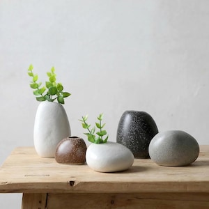 Handmade Pebble Stoneware Mini vase,Minimalist Ceramic Bud Vase,Small Flower Vase Gift for Mom,Zen Home,Ikebana,Rustic Shelf & Table Decor