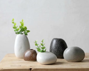 Handgjord minivas i stengods, minimalistisk keramisk knoppvas, liten blomvas present till mamma, zenhem, ikebana, rustik hylla och bordsdekoration