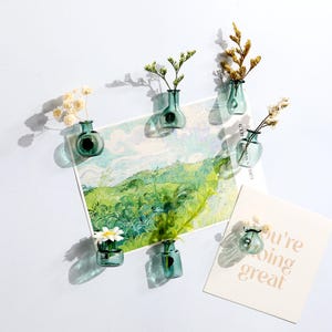 Könnte beinhalten: Ein Set aus drei Keramikbechern mit gesprenkelter, matter Oberfläche. Die Becher sind in den Farbtönen Creme, Hellgrau und Dunkelgrau gehalten. Jeder Becher hat ein schlichtes, minimalistisches Design, ideal für Kaffee oder Tee.