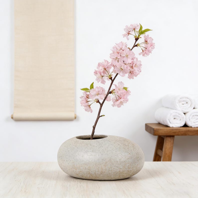 Personlig graverad Wabi Sabi keramisk vas med nålgroda, låg sten Ikebana-blomhållare, minimalistiskt zenhem, rustik hylla och borddekor bild 9