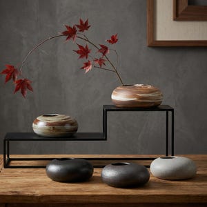 Personlig graverad Wabi Sabi keramisk vas med nålgroda, låg sten Ikebana-blomhållare, minimalistiskt zenhem, rustik hylla och borddekor bild 12