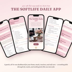 Könnte beinhalten: Fünf Smartphones zeigen die Benutzeroberfläche der The Softlife Daily App in einer zartrosa Farbpalette. Die Bildschirme zeigen verschiedene Aufgabenlisten, tägliche Routinen und ein Dashboard mit einem Foto von Kaffee und Blumen.