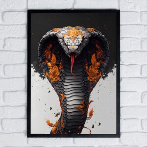 Op de afbeelding: Ingelijste kunstdruk met een gedetailleerde illustratie van een cobra. De slang heeft een zwart en grijs lichaam, oranje en gouden accenten en een rode tong. Het kunstwerk staat tegen een zwart-witte achtergrond.