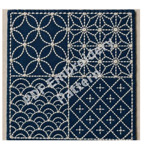 Puede incluir: Una pieza cuadrada de tela azul oscuro con cuatro secciones distintas de bordado sashiko blanco. Los patrones incluyen círculos entrelazados, un diseño de estrella, semicírculos superpuestos y una cuadrícula con pequeñas cruces.