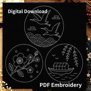 Op de afbeelding: Een zwart digitaal PDF-borduurpatroon met drie cirkelvormige ontwerpen in witte stiksels. De bovenste cirkel toont twee kraanvogels die over golven vliegen. De linkerondercirkel toont een pruimenbloesemtak. De rechterondercirkel beeldt een boot af.