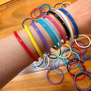 Conjunto de 36 pulseras de plástico estilo vintage de los años 80 y 90 | Joyería colorida